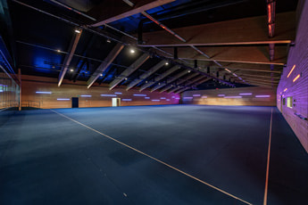 Raum – Eventhalle / Tribüne: 1600 Plätze / 90 Plätze
